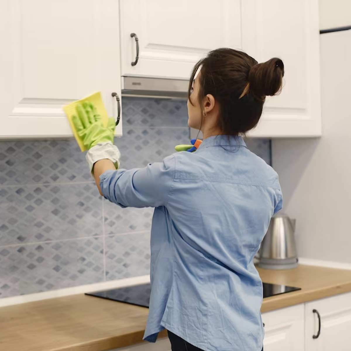 किचन टाइल्स के चिपचिपेपन को साफ करने के लिए बेहद कारगर है ये पाउडर