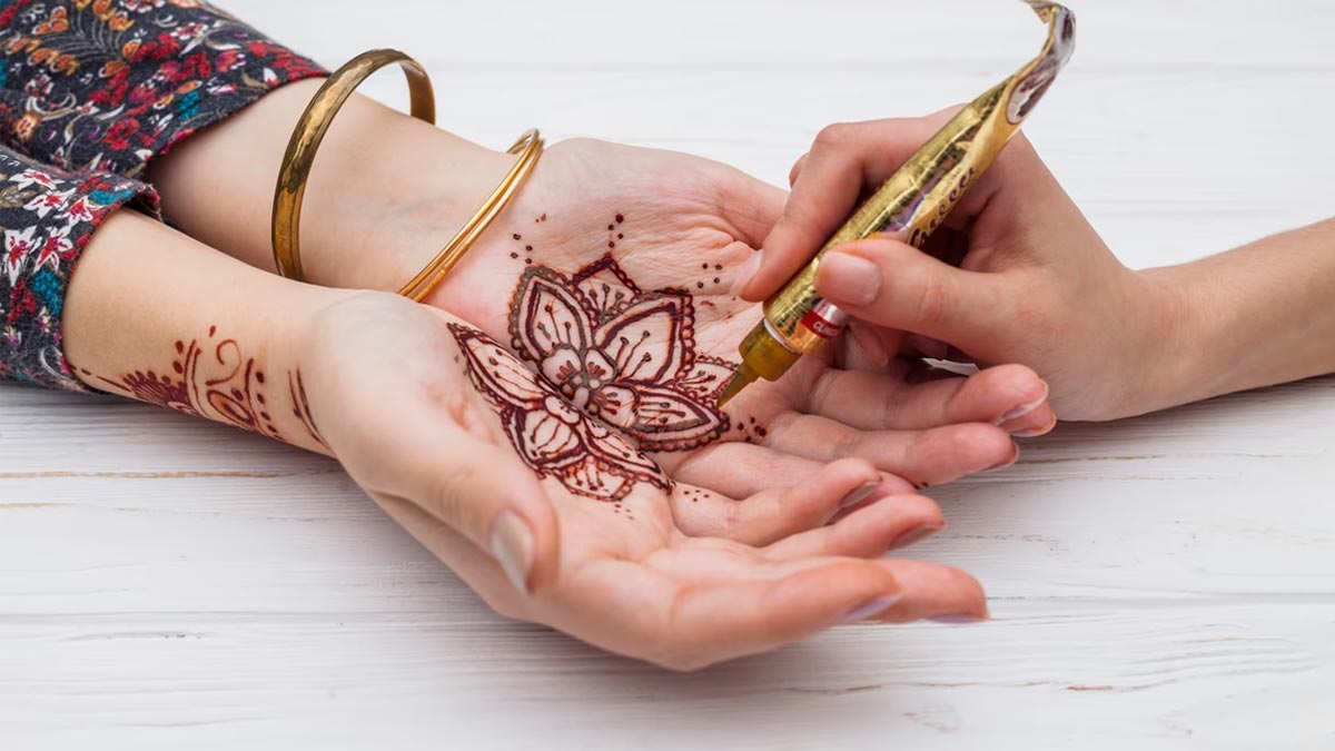 दुल्हन को शादी से पहले मेहंदी क्यों लगाई जाती है? - How Mehndi Plays an  Important Role in an Indian Wedding - GNT