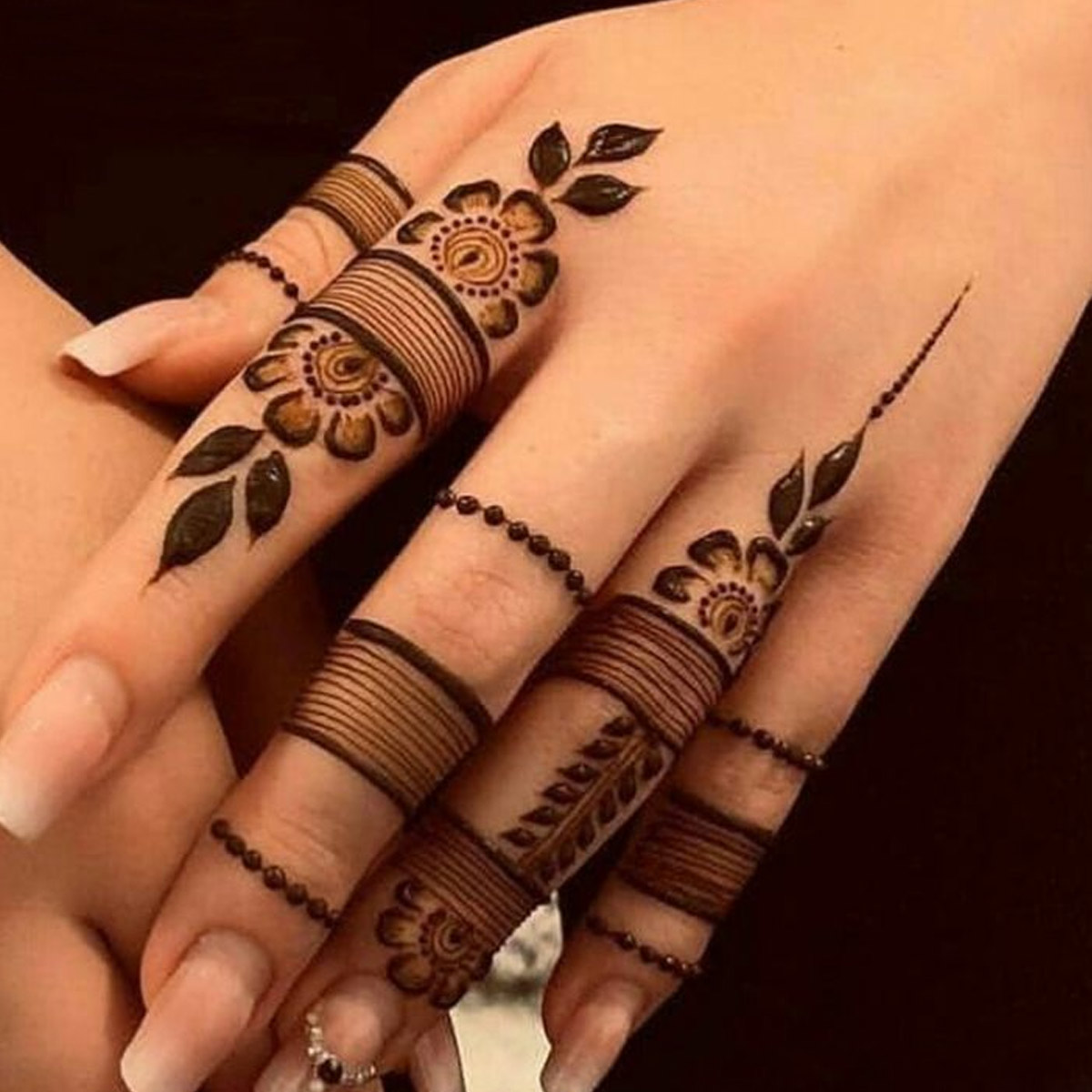 mehndi for small hands fingers
