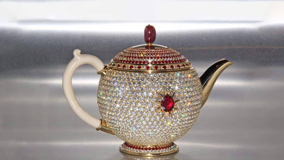 Viral News सोनेहीरे से बनी इस केतली की कीमत है करोड़ों में, जानें