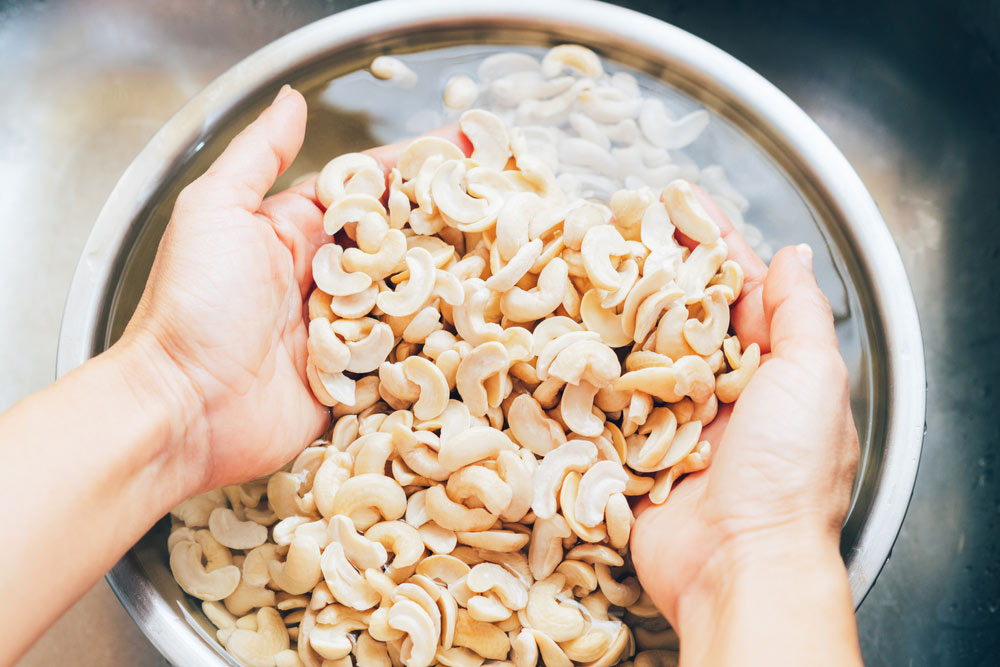 Soaked Kaju Benefits Reasons Why You Should Eat Cashew Nuts After Soaking Overnight Herzindagi