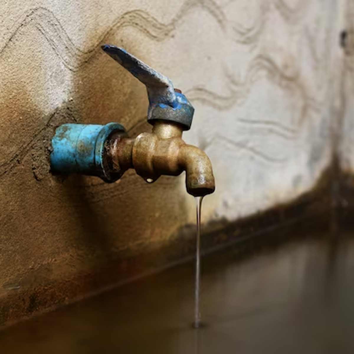 नल से आ रहा है गंदा पानी तो इन ट्रिक्स से करें उसे साफ how to clean