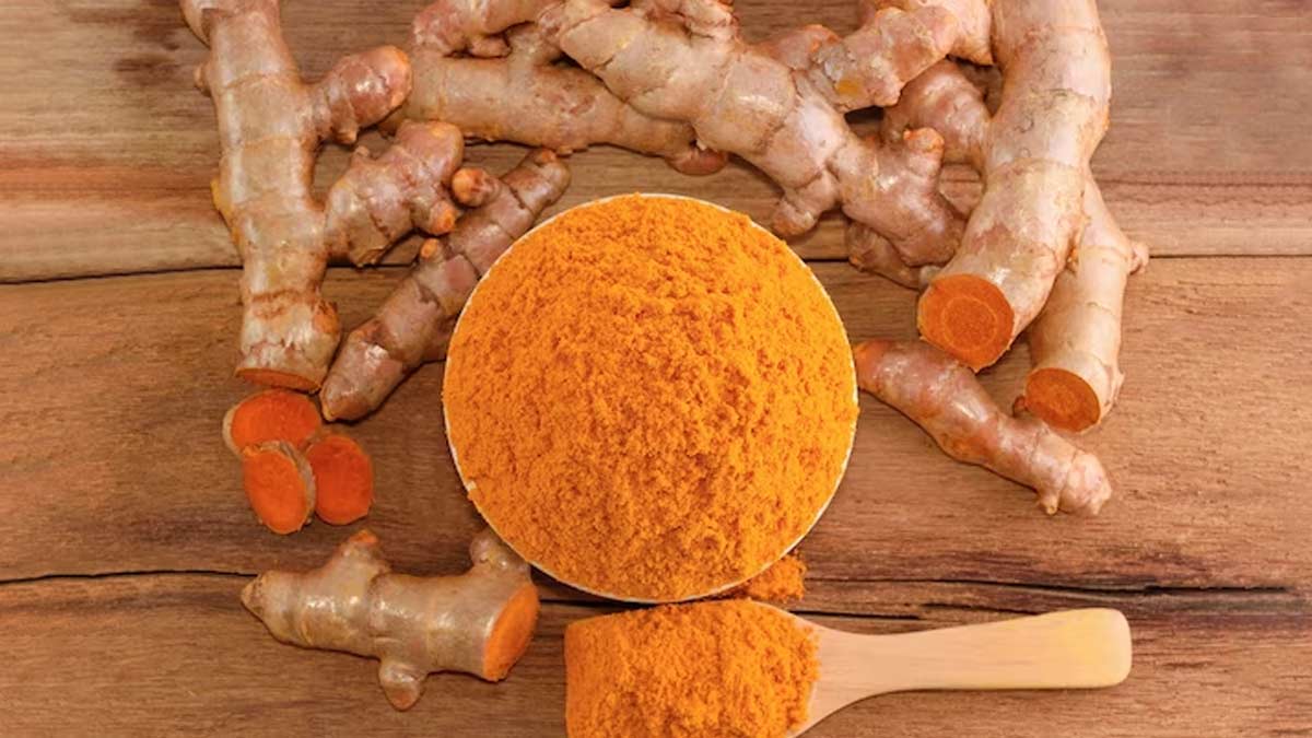 By sprinkling turmeric water on the main door like this, there will be happiness and prosperity in the house and increase in wealth.