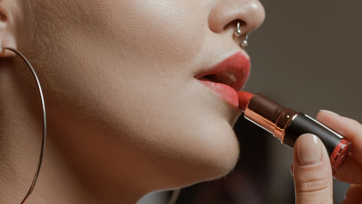 टॉप ब्रांड्स के ये Nude Lipstick Shades आपके होठों को बना देंगे गुलाब जैसा खिला खिला 