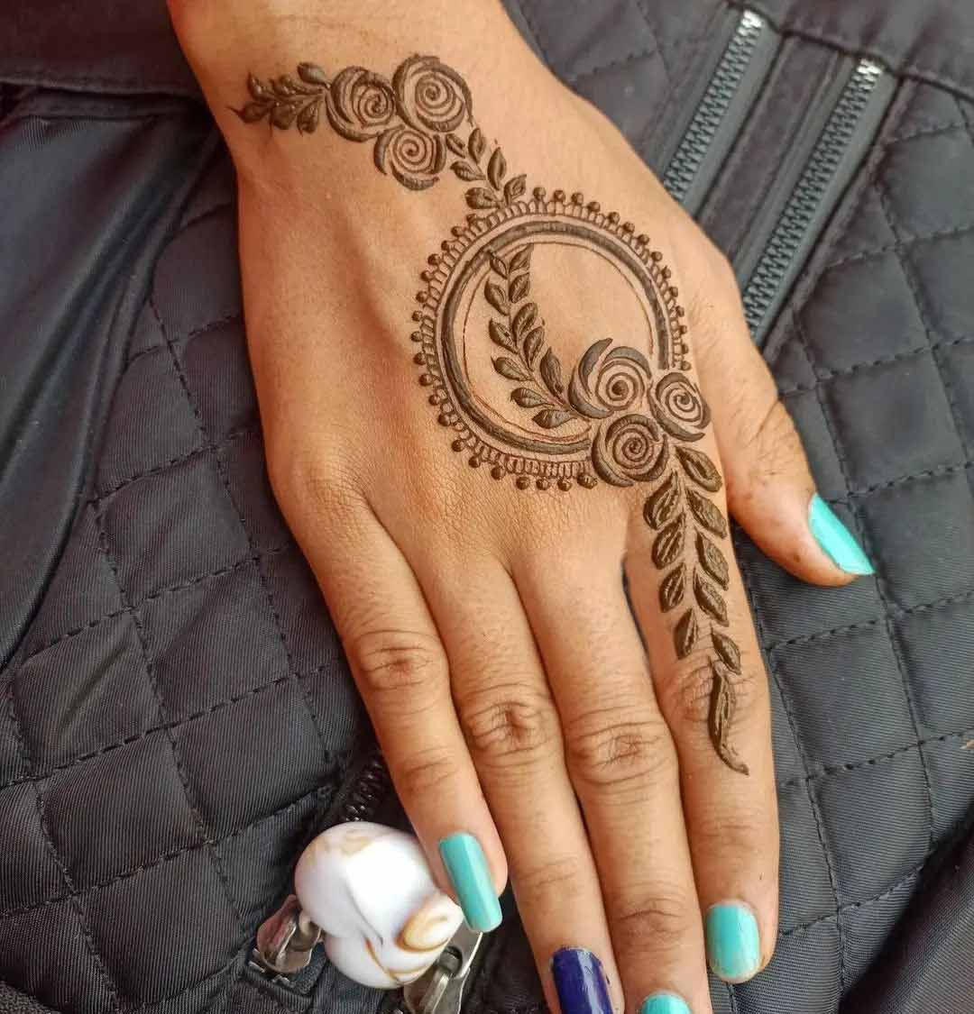 Minimalist Circular Bail Mehndi Design