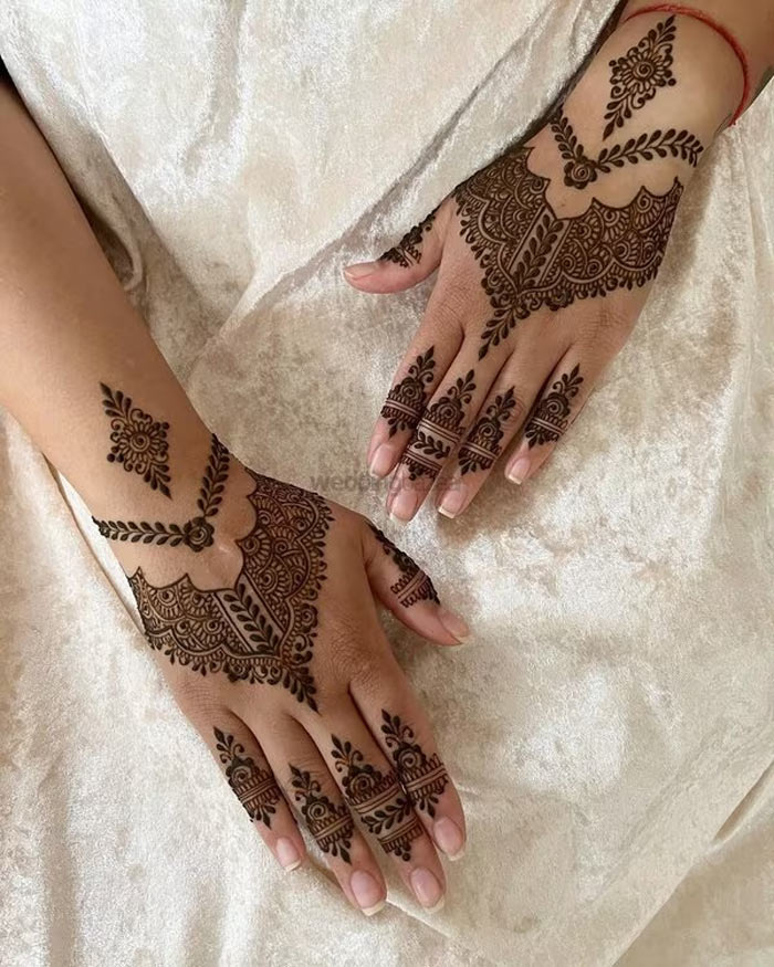 arabic style triangle mehndi design
