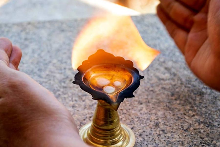 burning camphor and clove benefits