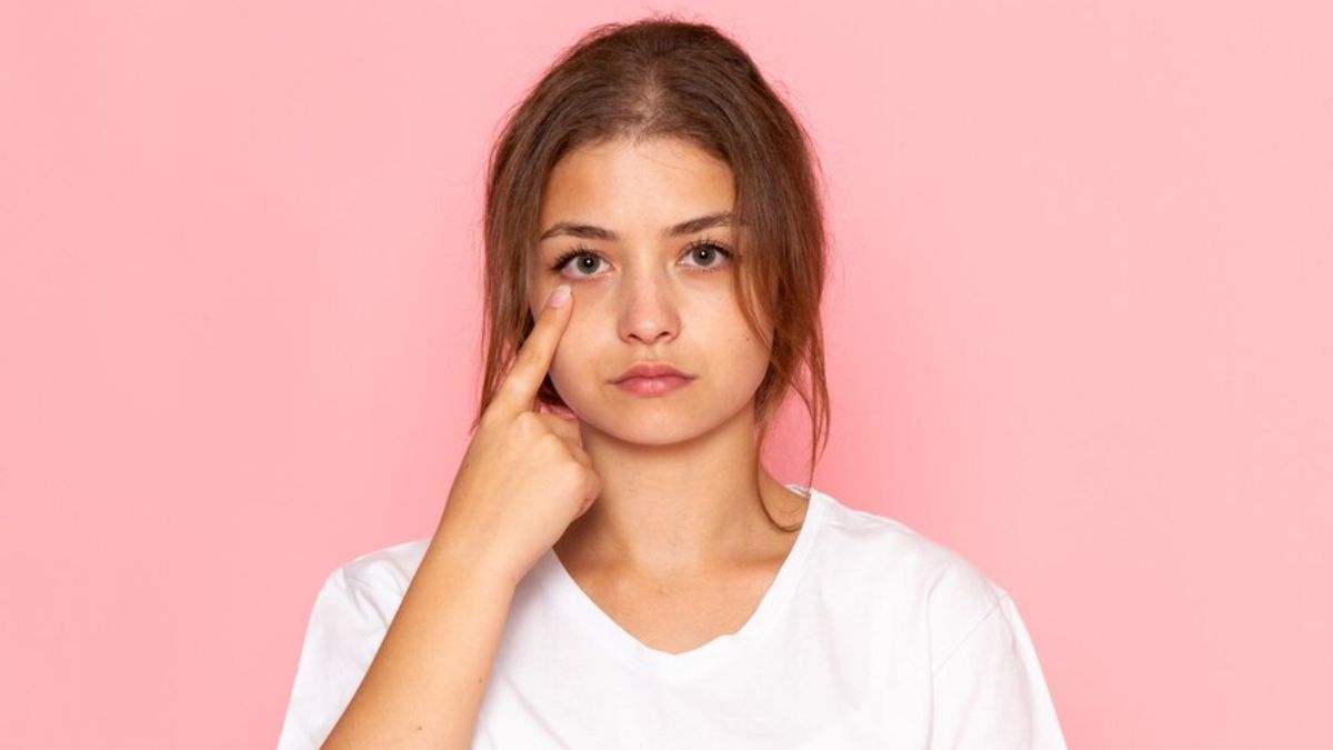 causes of tired eyes