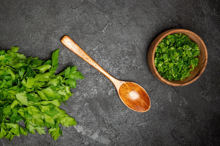 सर्दियों में धनिया पत्ती की चटनी जरूर खाएं, सेहत को मिलते हैं कई फायदे