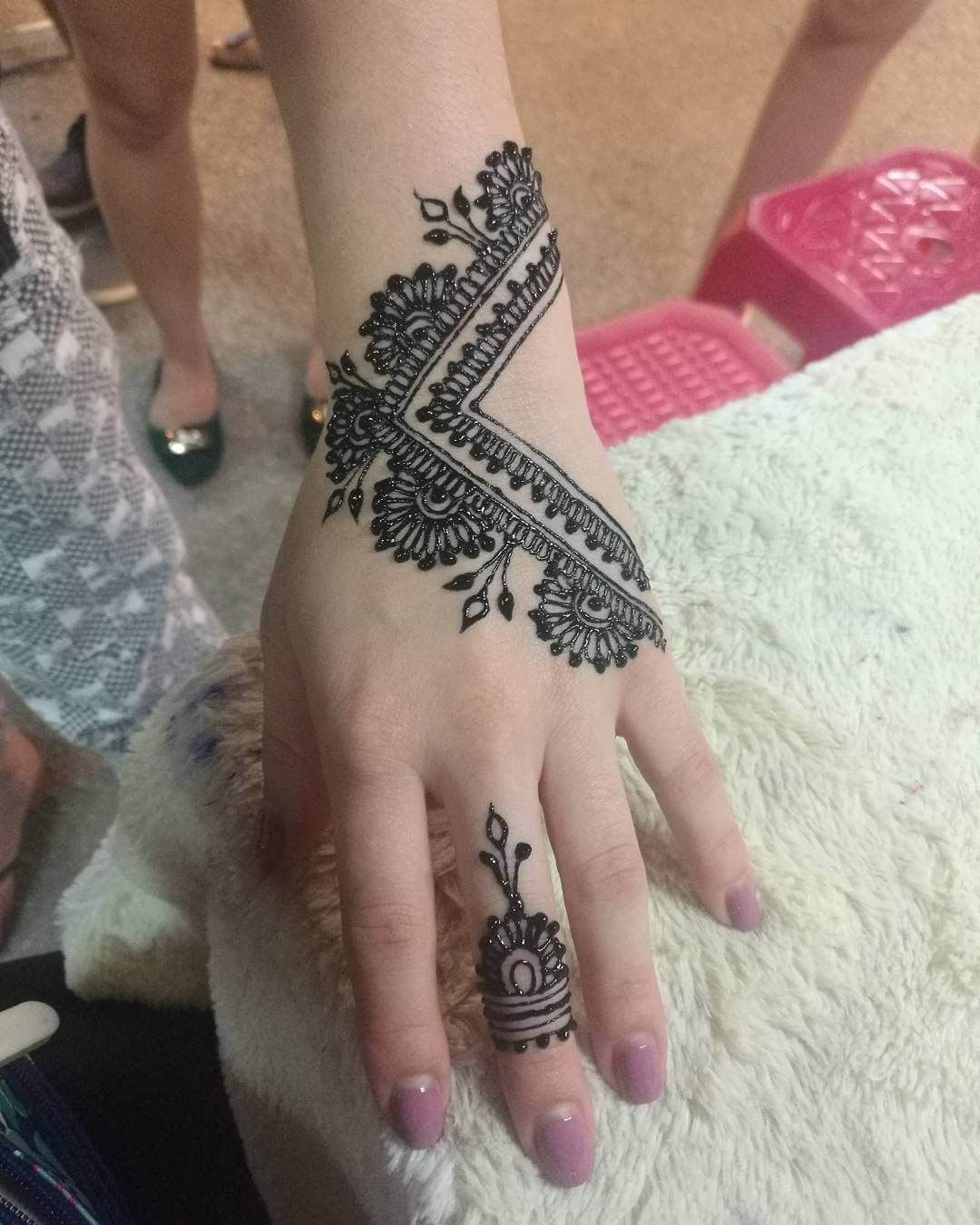 cut out mehndi design