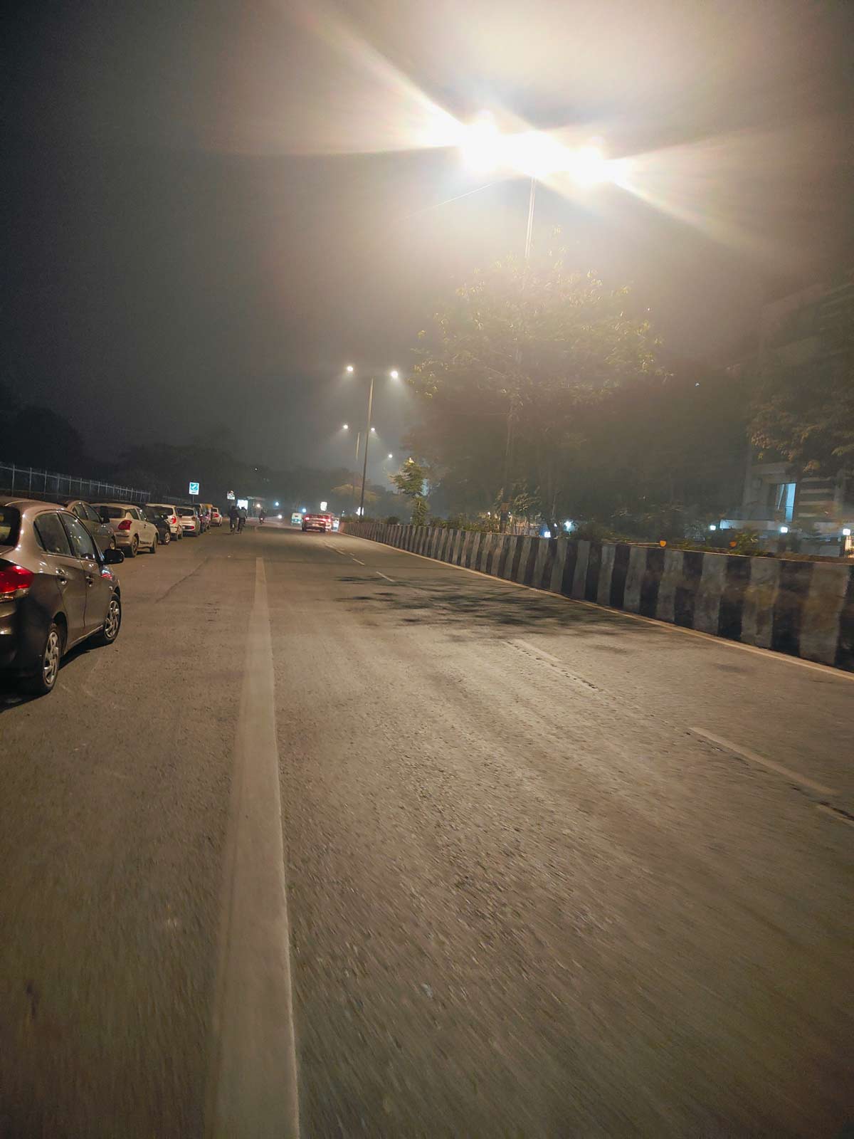 delhi streets at night gives eery feels