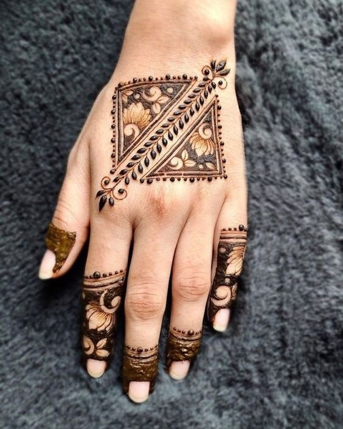 Triangle Mehndi Designs हाथों पर खूब जचेंगे ट्रायंगल मेहंदी के ये आसान डिजाइंस triangle