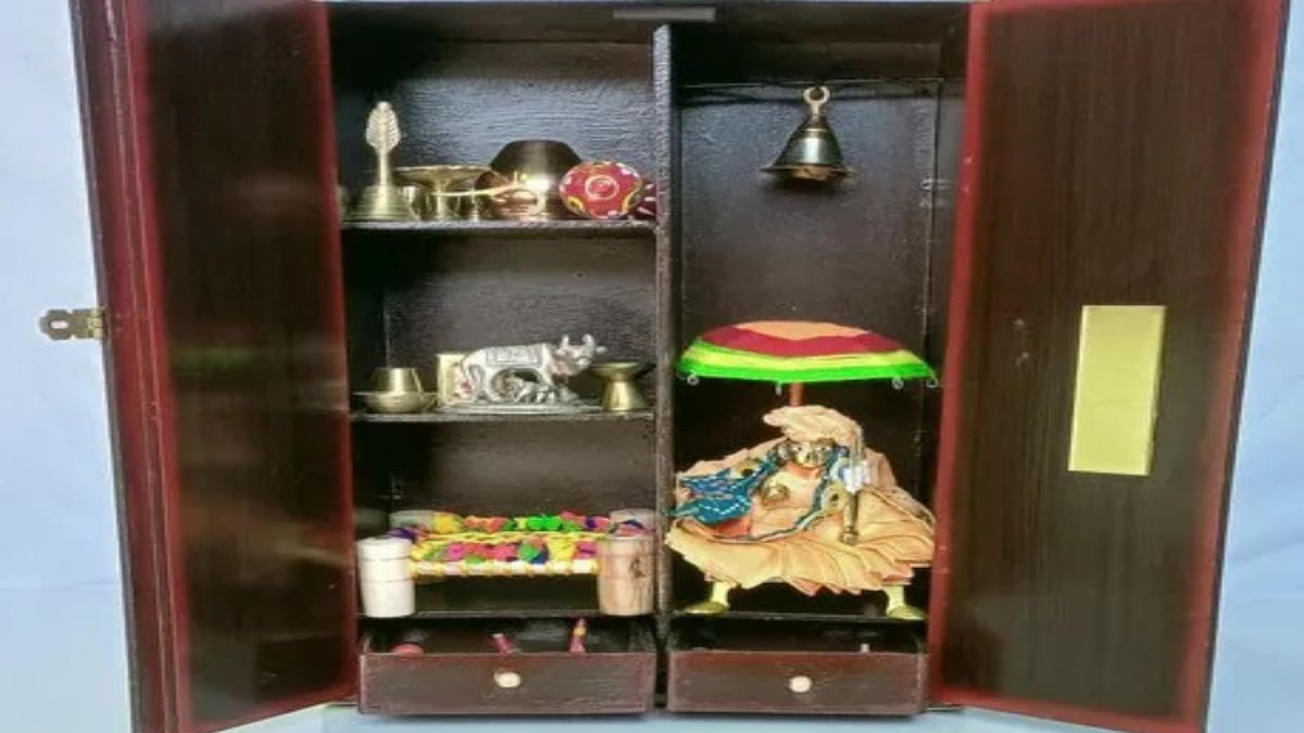 ghar ki tijori mein bhagwan ki pratima rakhna sahi ya galat