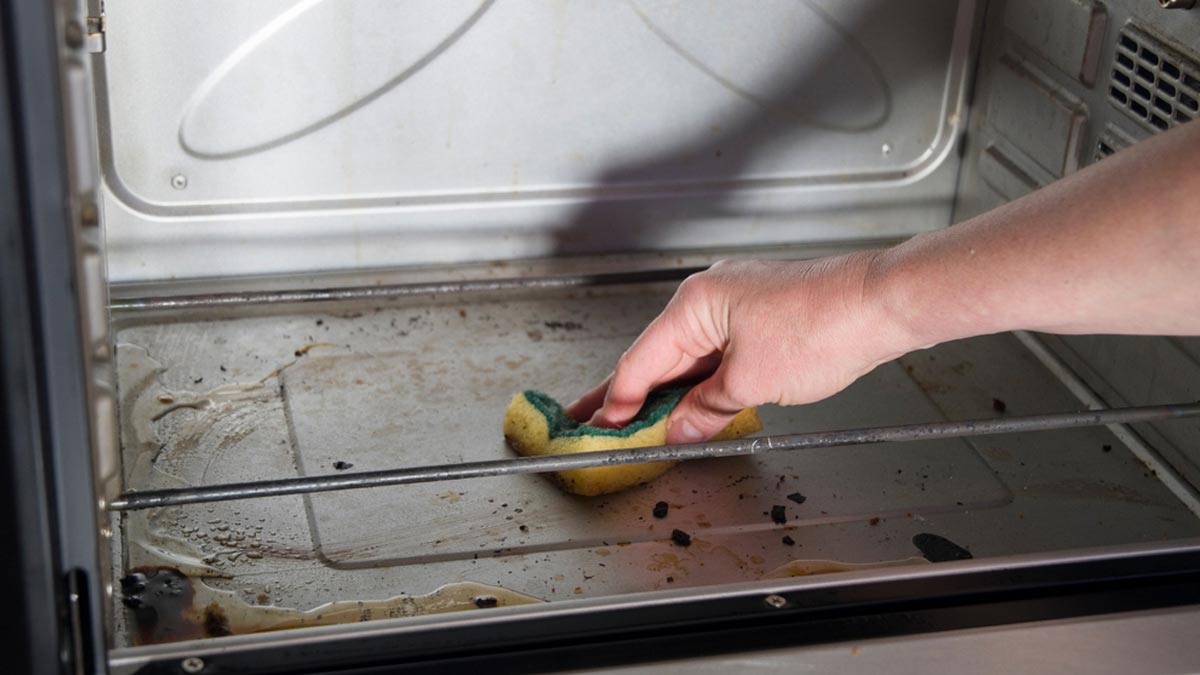 धोने के बाद भी चिपका रहता है ओवन में खाना, तो अपनाएं ये आसान टिप्स