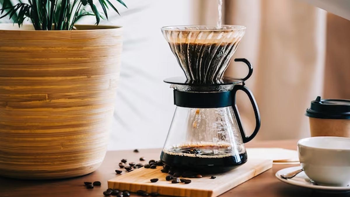https://images.herzindagi.info/image/2023/Dec/how-to-clean-coffee-maker-with-vinegar.jpg