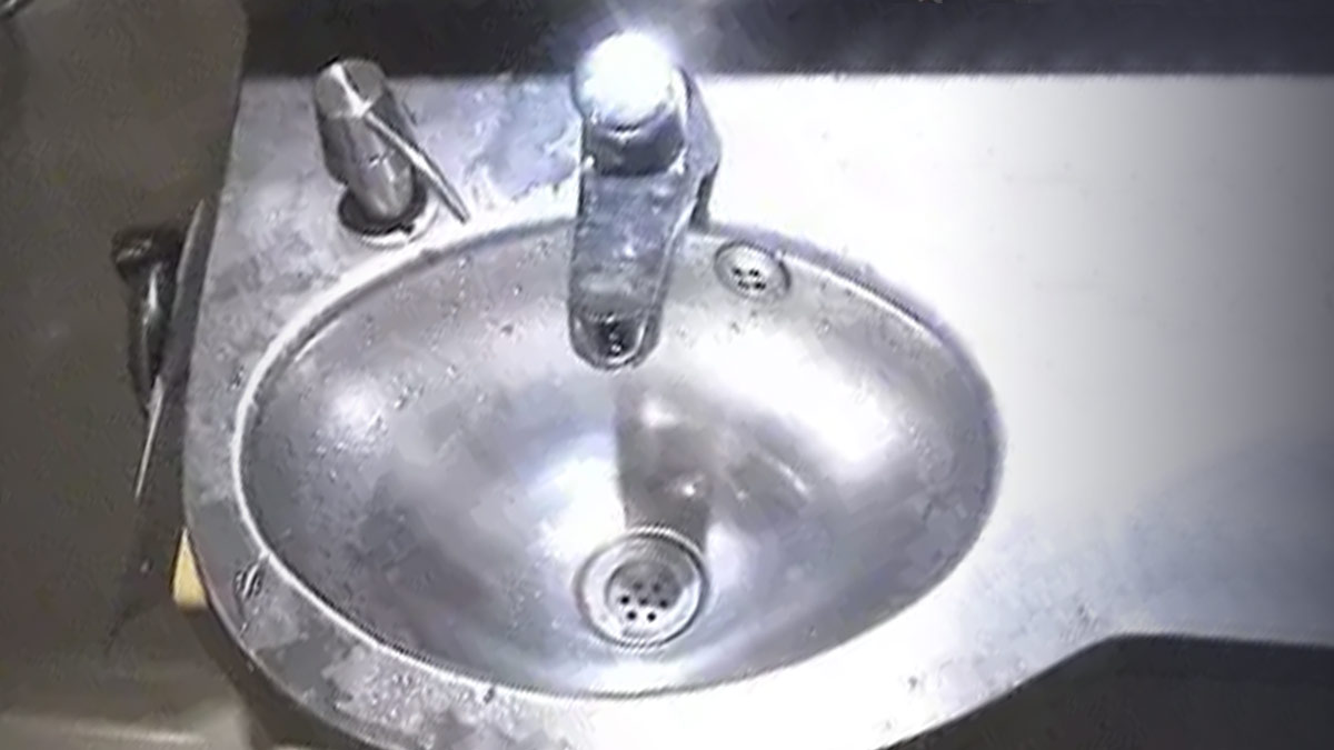 ट्रेन में ट्रैवल करते वक्त बाथरूम में नहीं आ रहा पानी? ऐसे करें आसानी