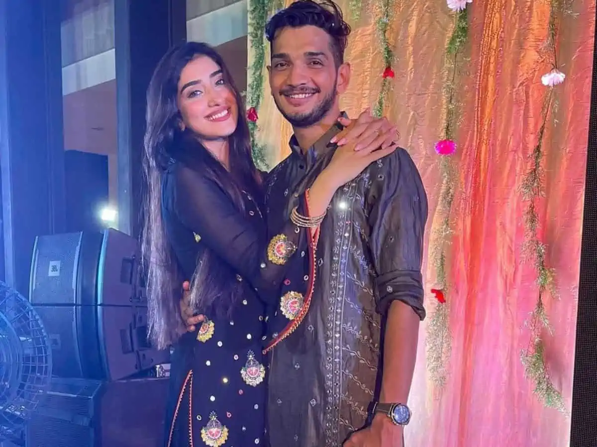 know everything nazila sitaishi and munawar faruqui relationship. jpeg