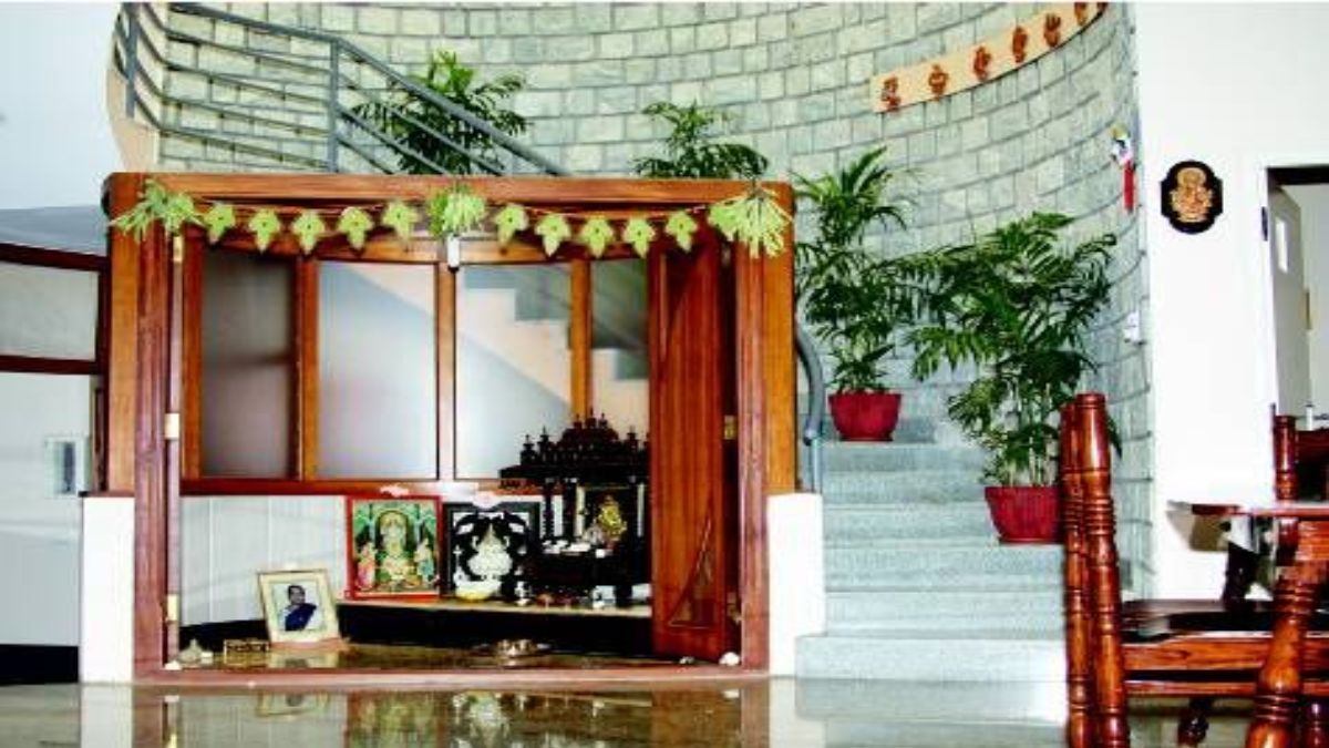 kya stairs ke niche mandir rakh sakte hain