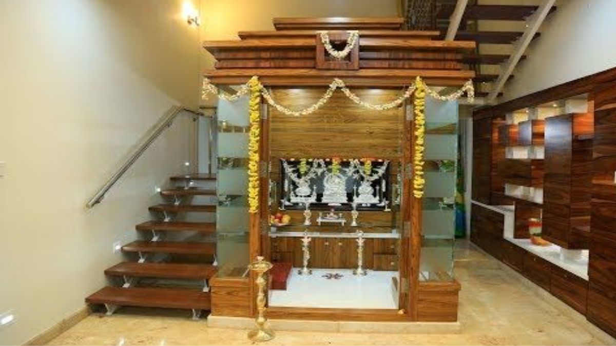 kya stairs ke niche mandir rakhna chahiye