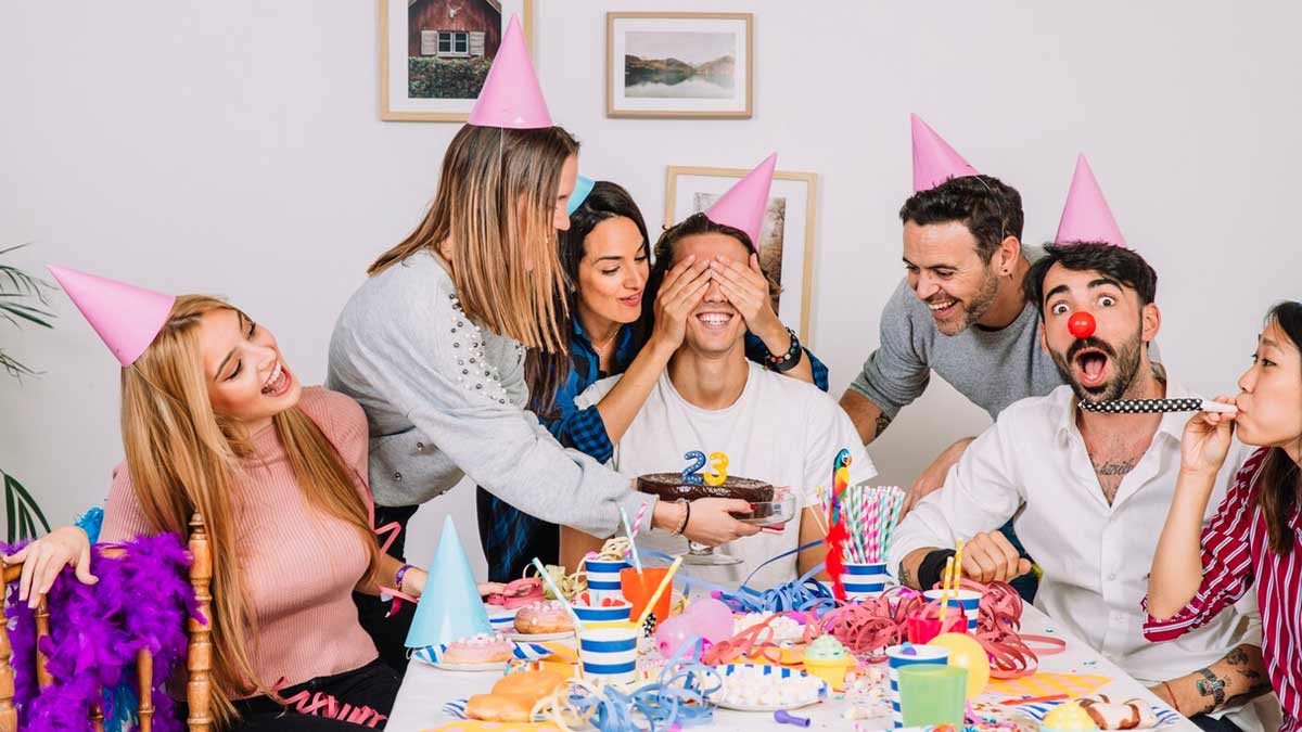 Host Your Guests This New Year With 5 Amusing Games