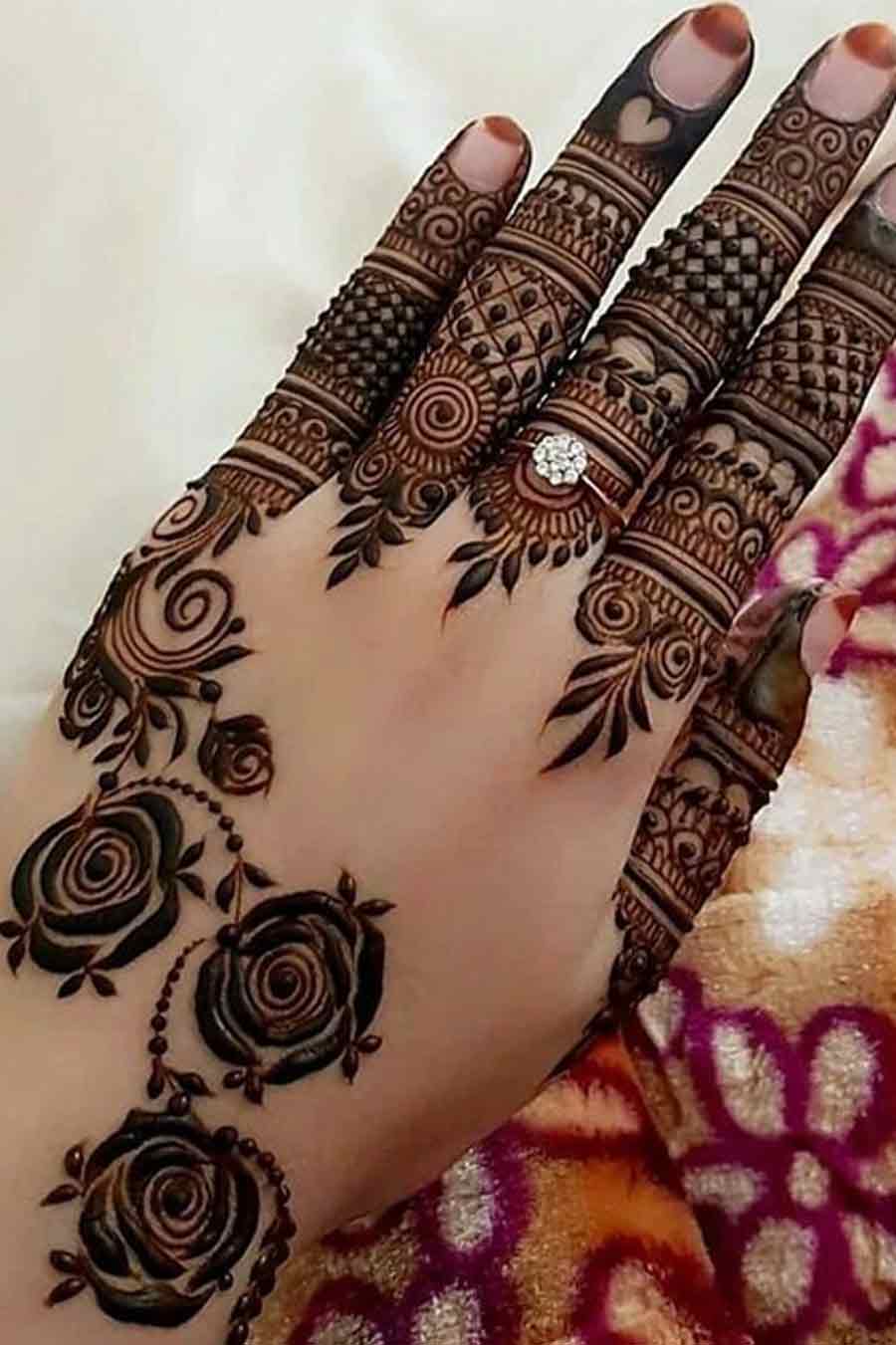 simple finger mehndi design