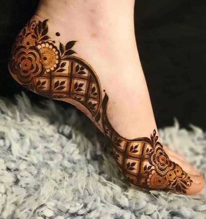 simple mehndi design for foot.