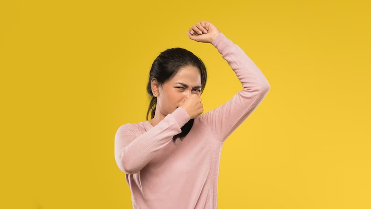 Sweating In Winter सर्दियों में शरीर से आती है पसीने की बदबू, करें ये