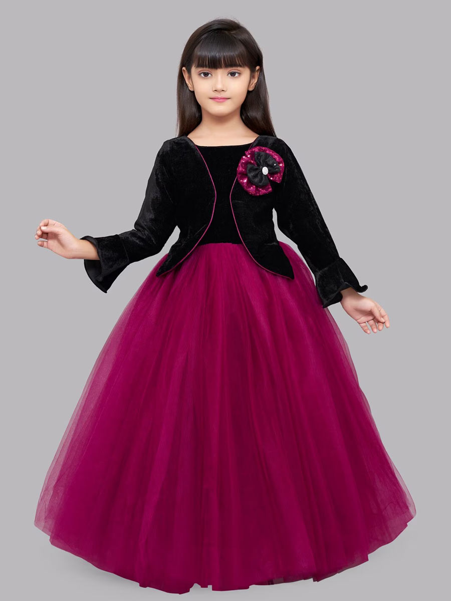 Dress up your baby girl in this gown dress in the party, she will look the most beautiful