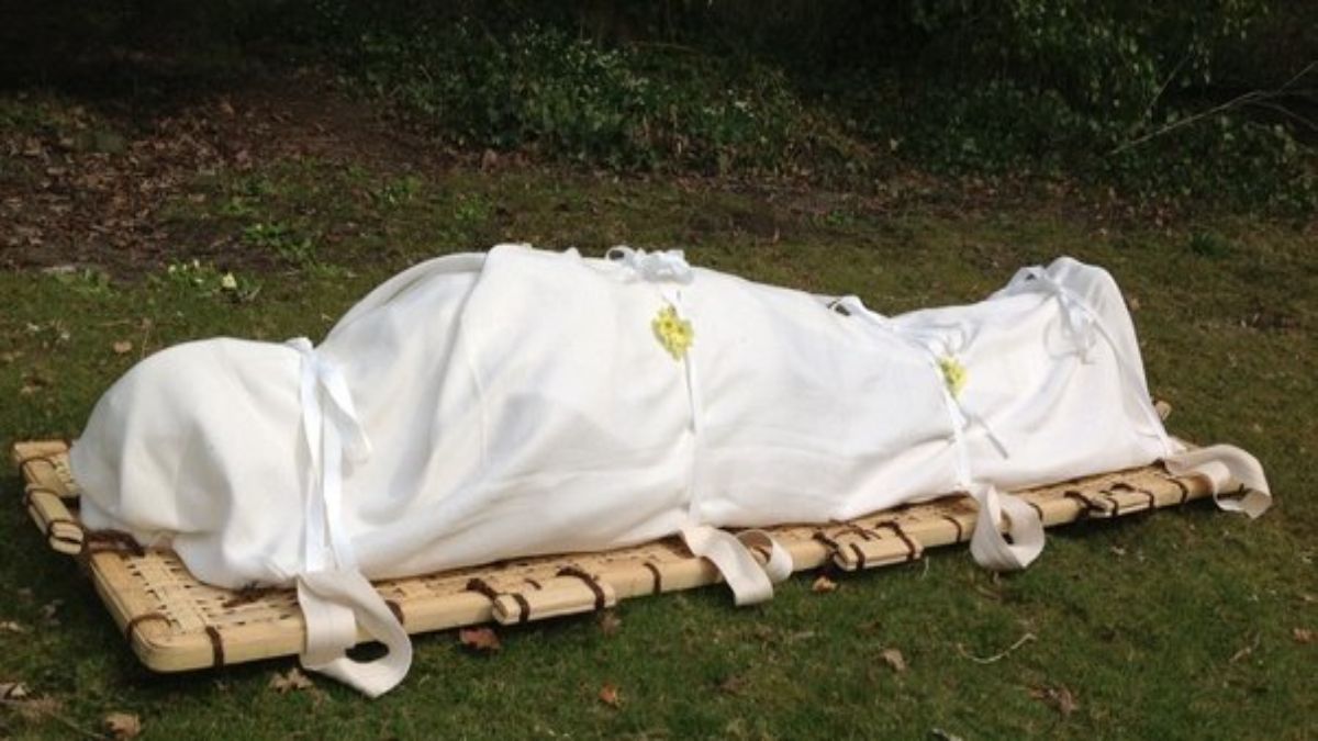 why dead body covered with white cloth in hindu dharm