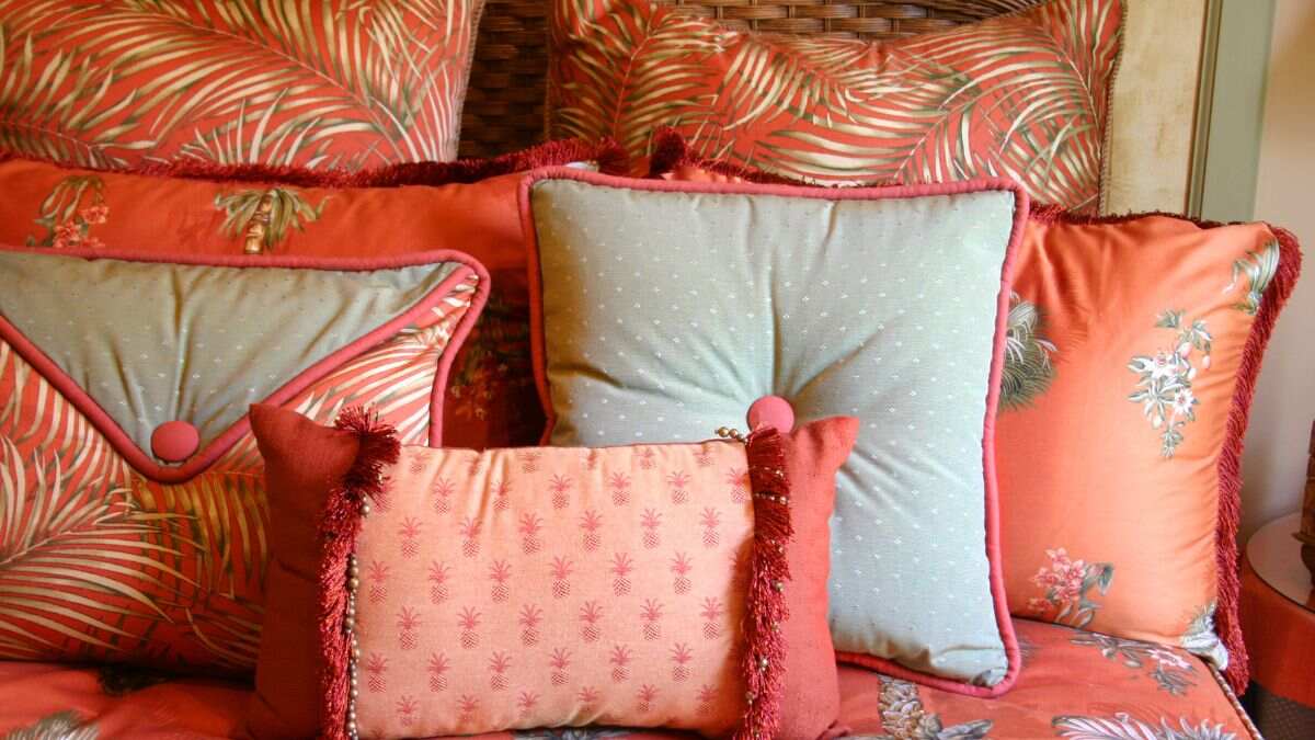 Best Cushion Covers जबरदस्त कंफर्ट वाले कुशन कवर जोदेंगे तकीये को