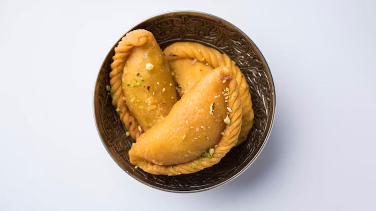 Gulkand Gujiya