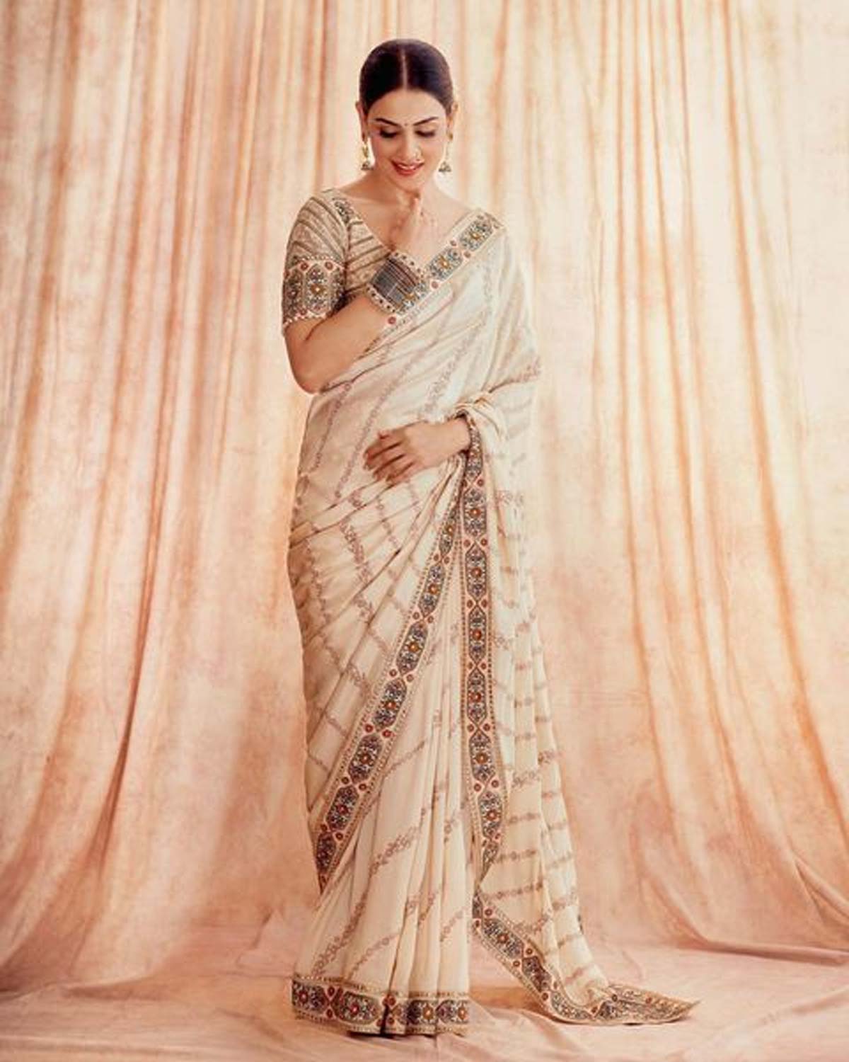 genelia wearing offwhite saree