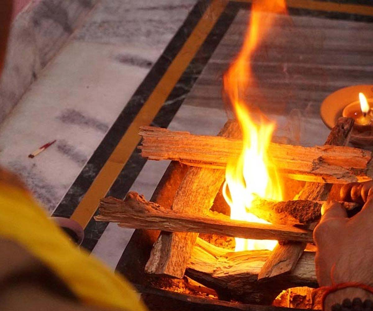 havan at home in holika dahan