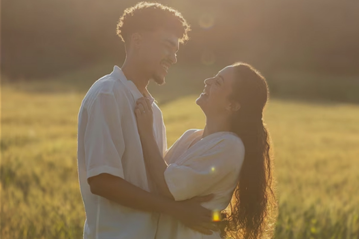 किसी रोमांटिक फिल्म का सीन रीक्रिएट करें planning a happy proposal