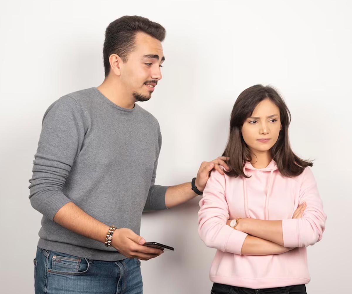 इन 5 तरीकों से पहचानें कि कहीं आपका पार्टनर तो नहीं कर रहा सिर्फ प्यार