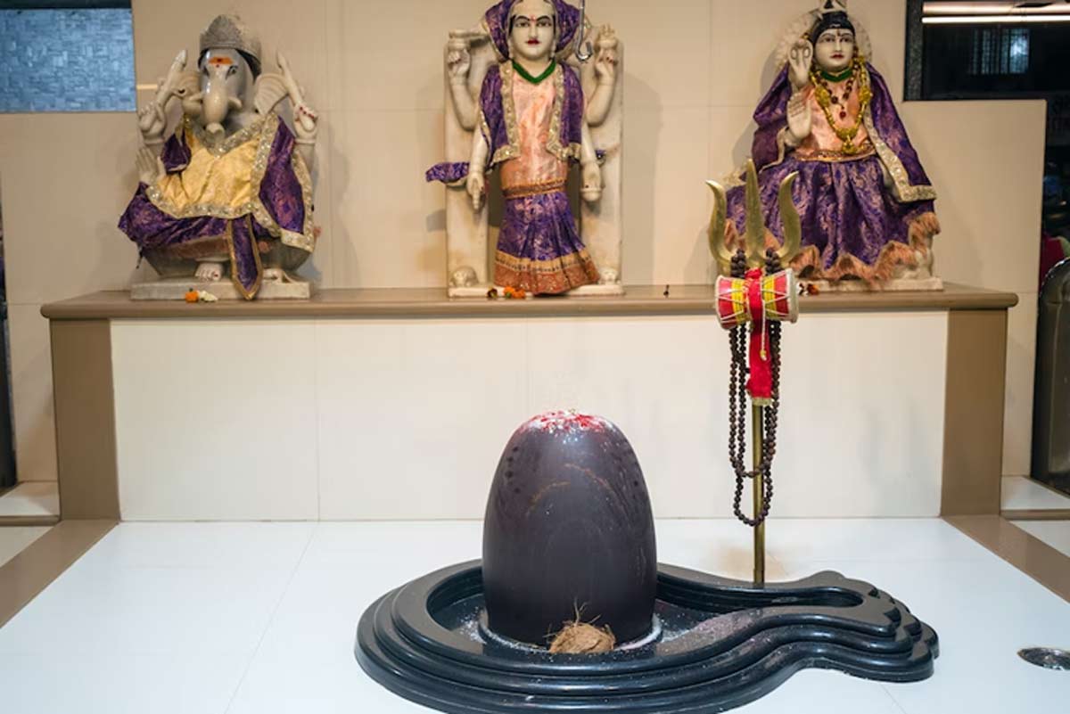 shivling on upper level of ground