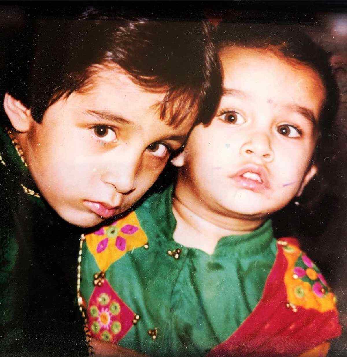 काफी मासूम नजर आ रही हैं श्रद्धा shraddha kapoor childhood pic ()