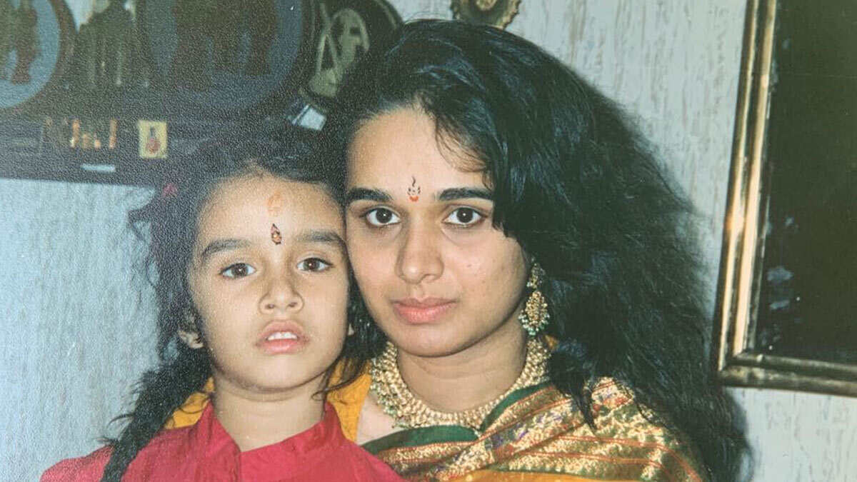 हूबहू मां जैसी दिखती हैं श्रद्धा shraddha kapoor with her mother ()