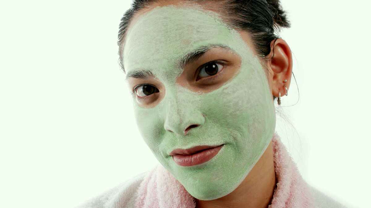 skin treatment with aloe vera gel