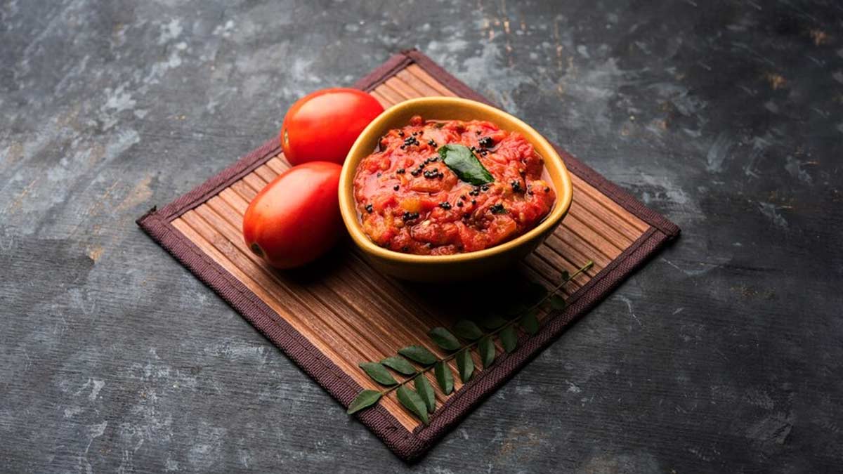 इन दो तरीकों से बनाएं टमाटर और प्याज की चटनी | tomato and onion chutney recipes | HerZindagi