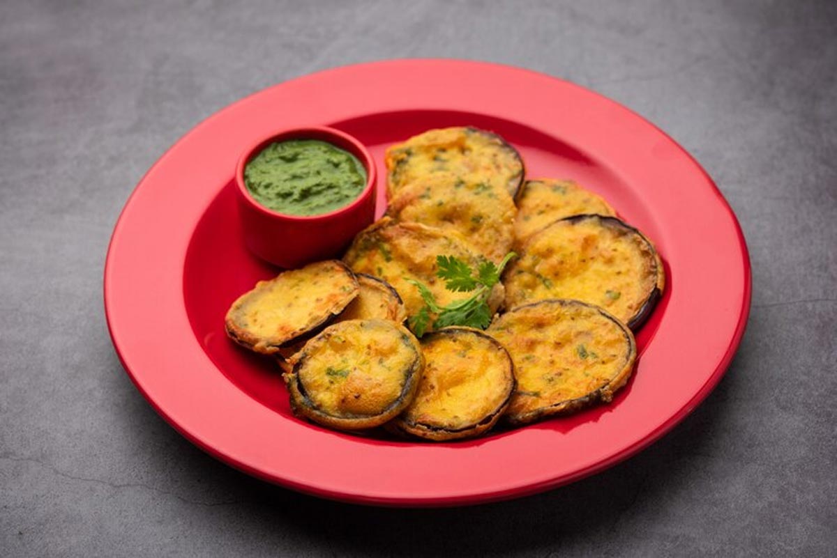 Brinjal pakoda in hindi