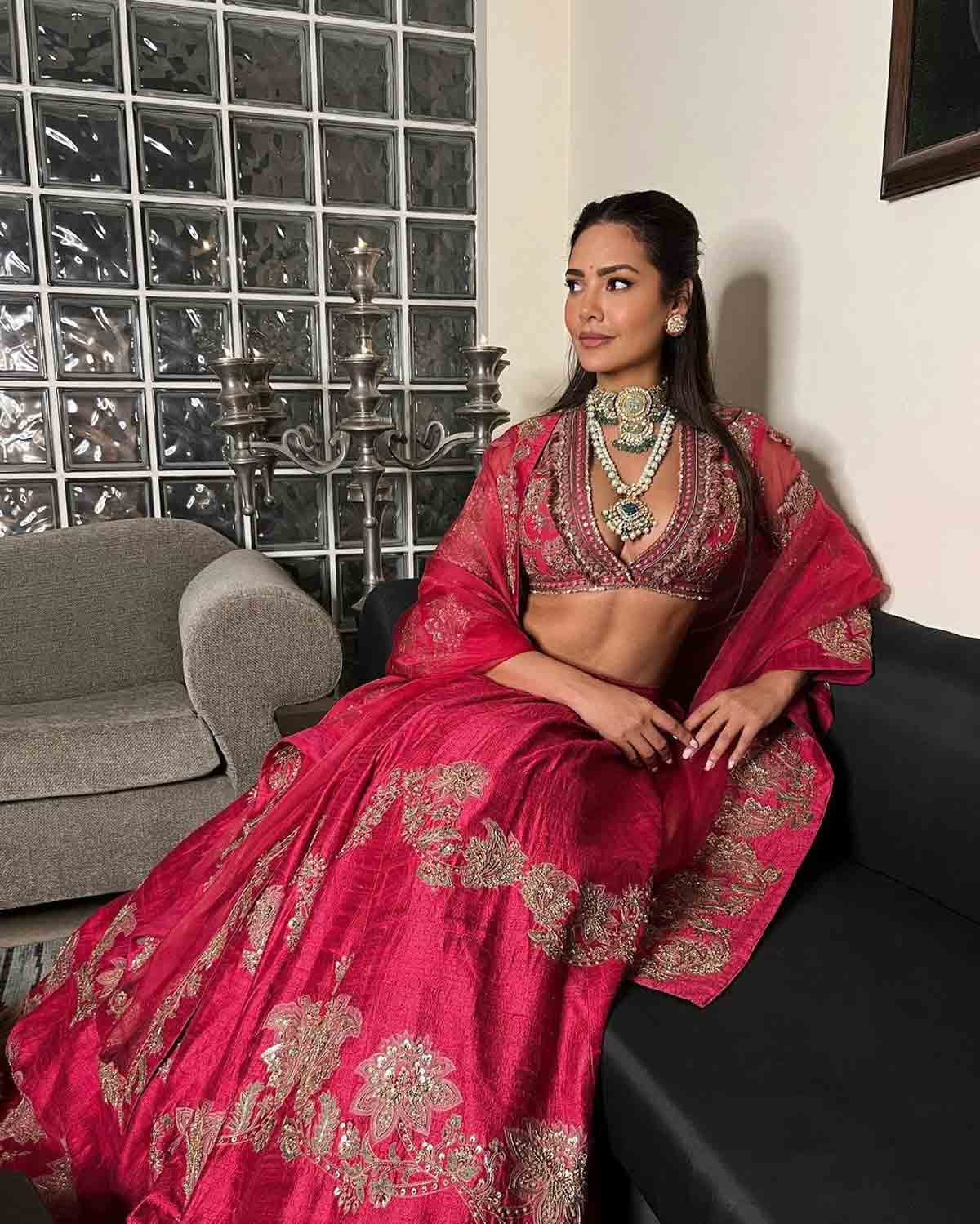 5 Times Esha Gupta Gave Us Ethnic Outfit Inspiration | HerZindagi