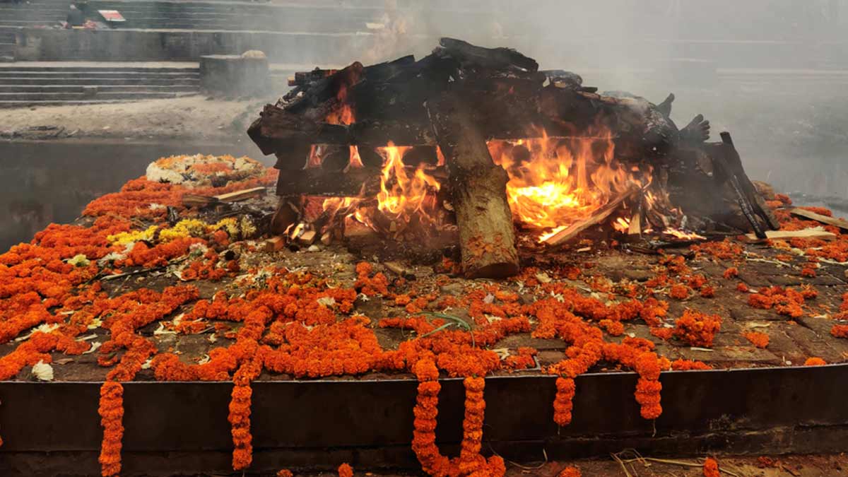 Funeral Rituals Of Hindu Dharm | अंतिम संस्कार की विधि | Hindu Dharm Mein  Antim Sanskar | hindu funeral ritual of hitting stick on head | HerZindagi