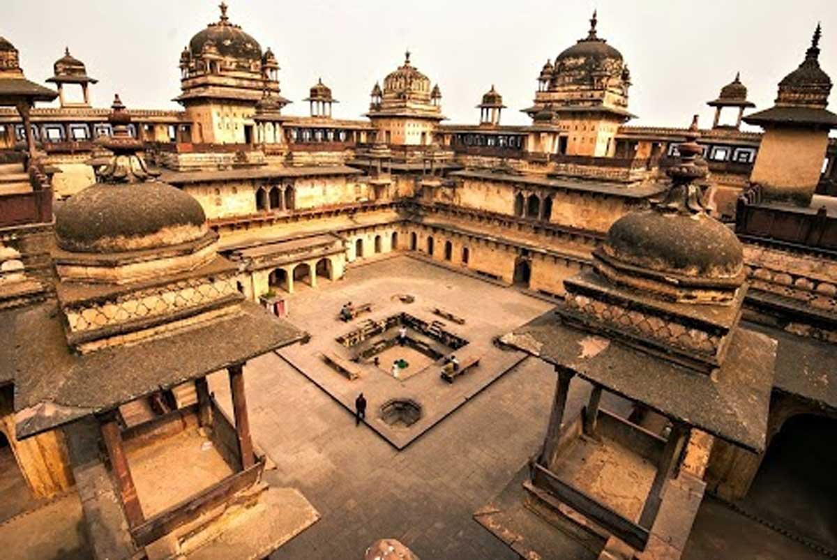 Who made Jahangir Mahal in Orchha