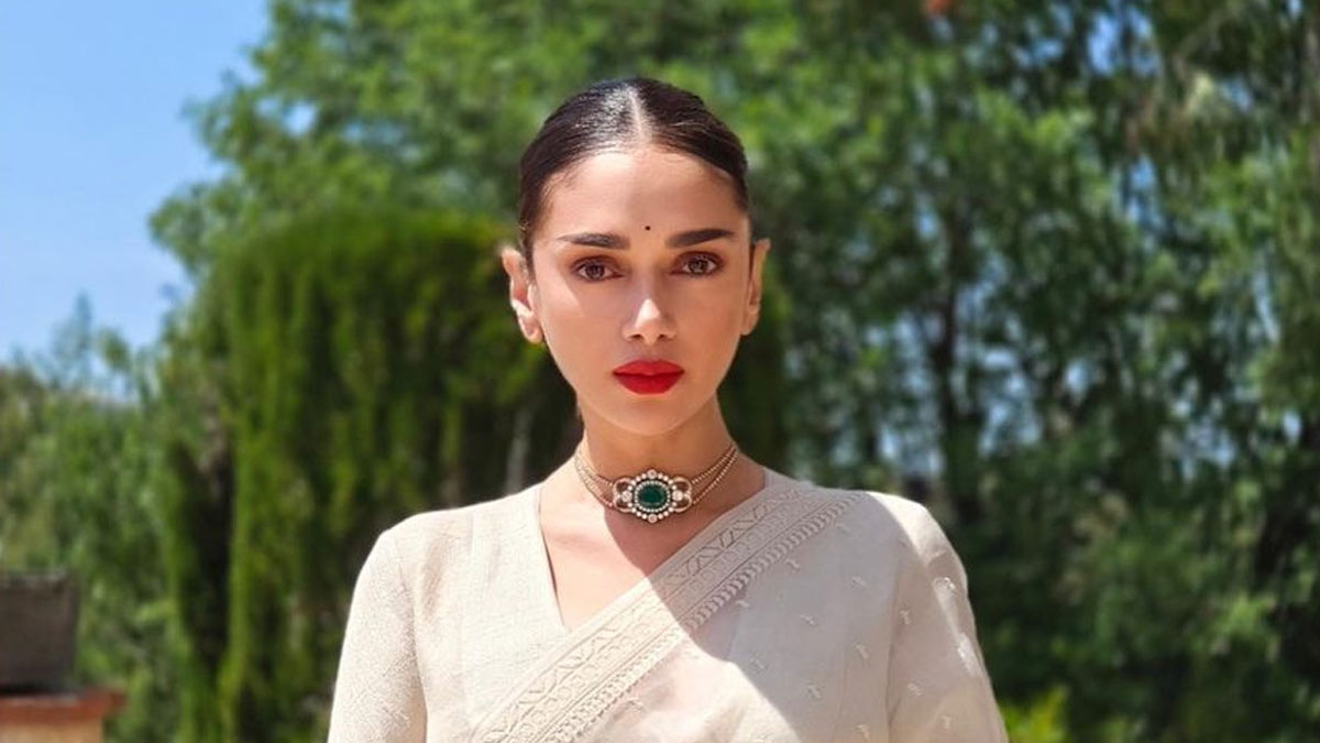 Aditi Rao Hydari chooses simplicity in a white saree and red lip at Cannes:  My ammamma would be proud, she says | Telugu Movie News - Times of India