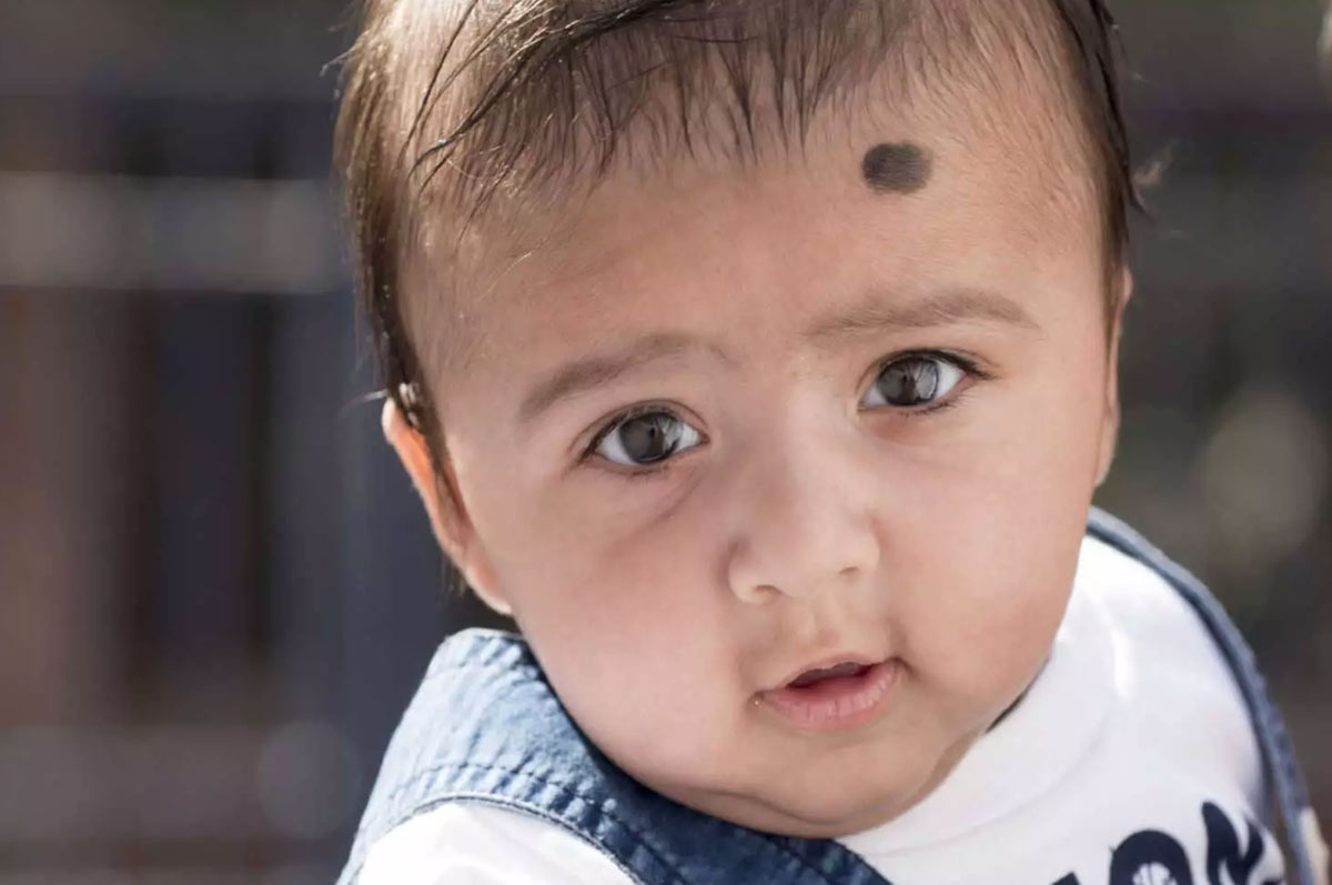 Why Kajal Putting On Baby Head | बच्चों को क्यों लगाया जाता है काजल | Bachchon Ke Liye Kajal | why is kajal used on babies for evil eye | HerZindagi