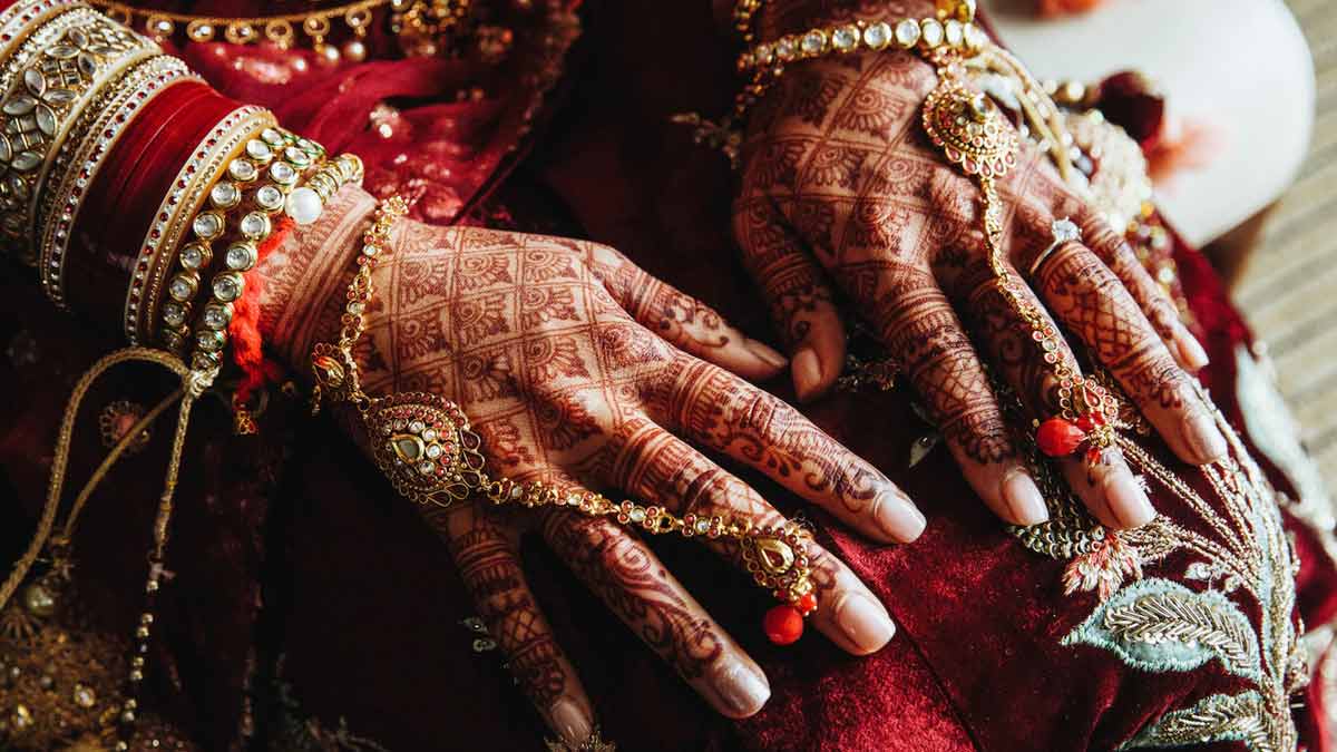 Share 143+ bridal mehndi hands with bangles best