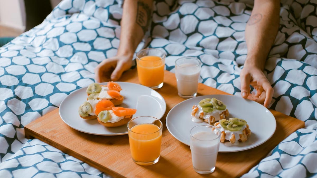 Why It Is Bad To Eat Food On Bed बिस्तर पर बैठकर खाना क्यों नहीं खाना चाहिए Khana Kahan