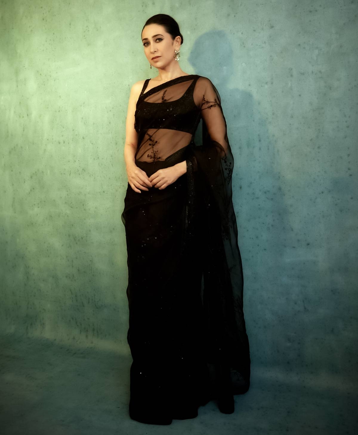 karisma kapoor black saree