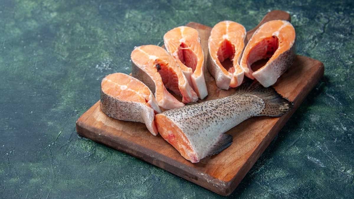 इस 1 चीज से मछली की बदबू को आसानी से कर सकते हैं दूर how to remove